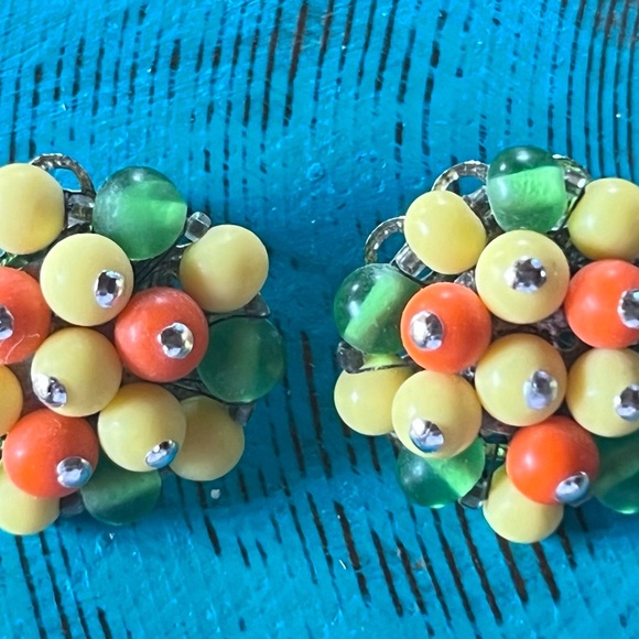 Vintage Japan Silver Tone Beaded Cluster Floral Glam Clip on Earrings 1” - Picture 5 of 5